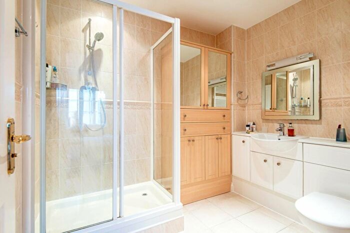 2 Bedroom Apartment For Sale In Voysey Close, Finchley, N3