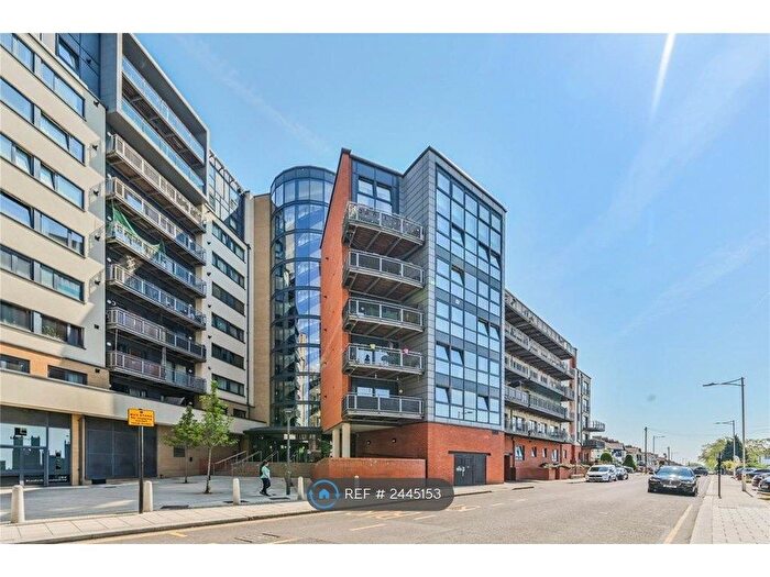 2 Bedroom Flat To Rent In Jasmin House, Gants Hill, Ilford, IG2