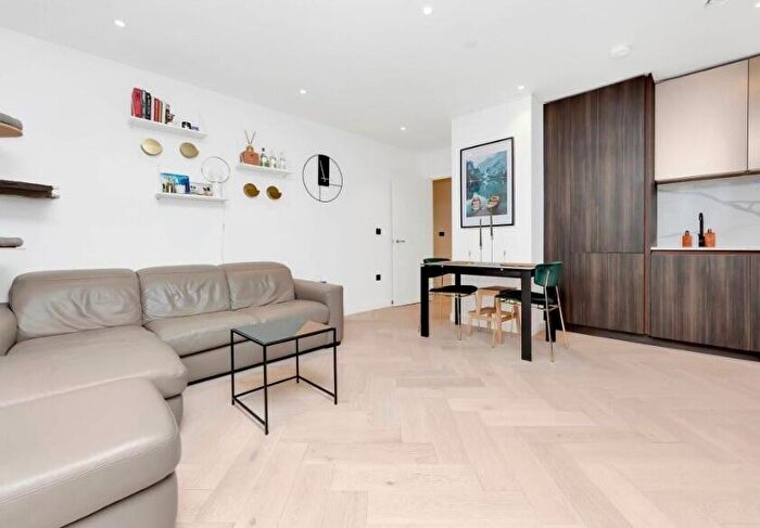 2 Bedroom Apartment To Rent In Eastlight Apartments, Tower Hill, E1