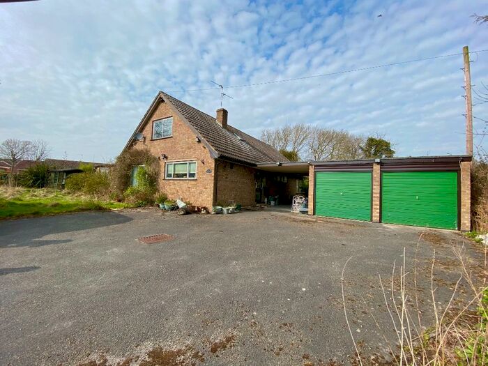 5 Bedroom Detached House For Sale In The Green, Allington, NG32