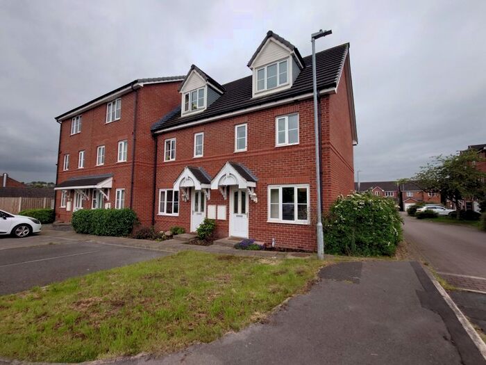 3 Bedroom Town House To Rent In Short Street, Dewsbury, WF12