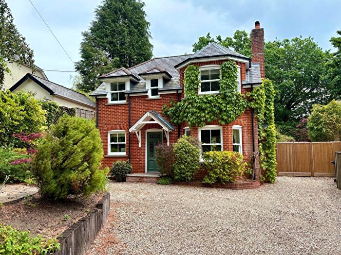4 Bedroom Detached House For Sale In Aveley Lane, Farnham, GU9