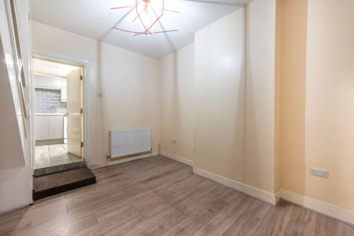 3 Bedroom Terraced House To Rent In Byron Road, Walthamstow, London, E17