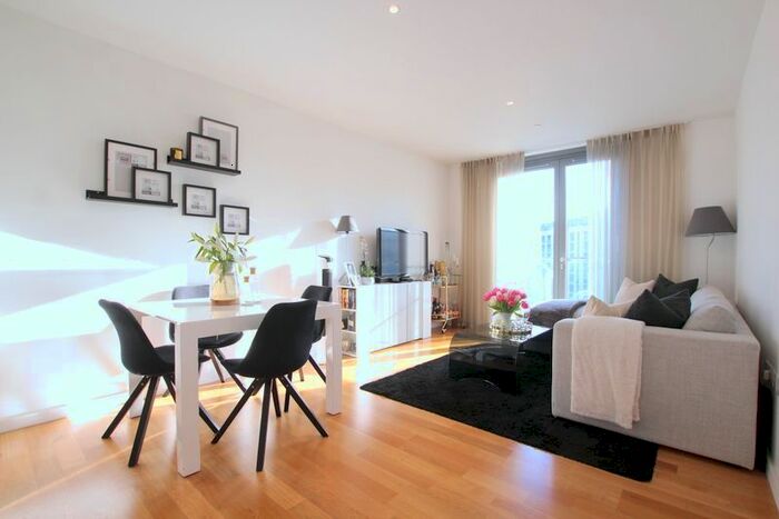 3 Bedroom Flat To Rent In Upper Richmond Road, Putney, SW15