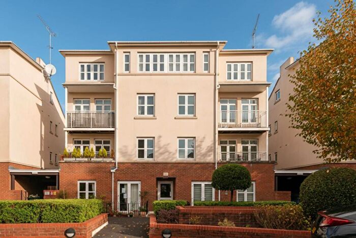 2 Bedroom Flat To Rent In Fitzwilliam Close, Whetstone, London, N20