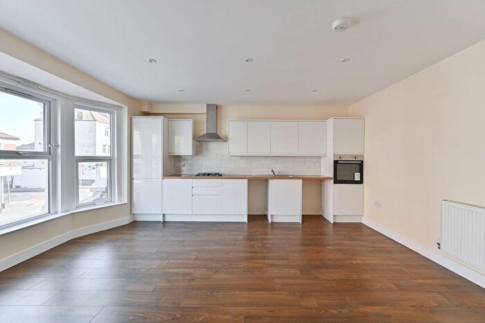 2 Bedroom Flat To Rent In Upper Tooting Road, Tooting, London, SW17