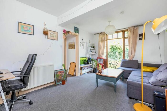 1 Bedroom Flat To Rent In Langford Green, London, SE5
