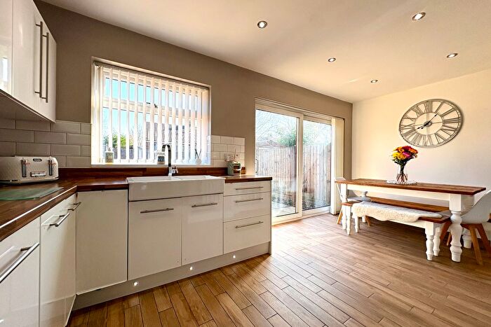 3 Bedroom Semi-detached House For Sale In Meadowcroft, Ashton-In-Makerfield, Wigan, WN4