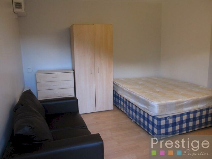 Apartment To Rent In West Green Road, London, N15