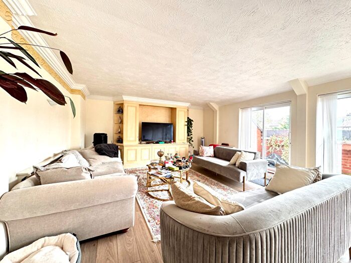 2 Bedroom Flat To Rent In Coliseum Court, Regents Park Road, London, N3