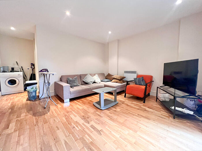2 Bedroom Apartment To Rent In Wharf Lane, London, E14