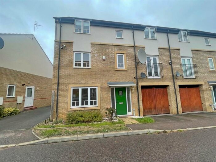 4 Bedroom Semi-Detached House To Rent In Sakura Walk, Willen Park, Milton Keynes, MK15