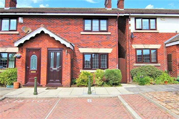 3 Bedroom Mews To Rent In Marleyer Close, Manchester, M40
