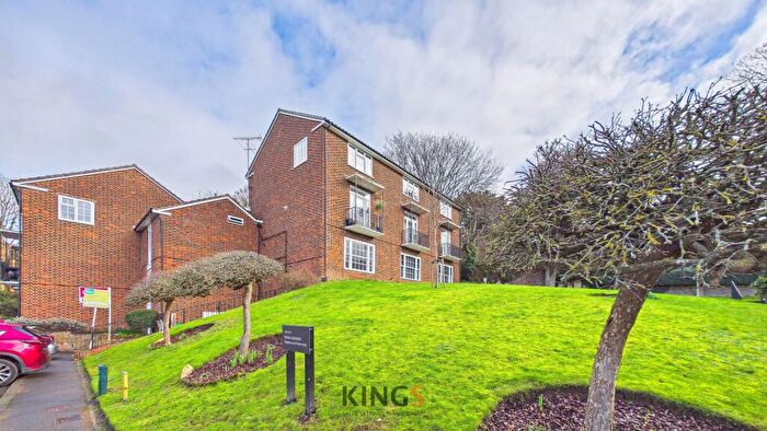 2 Bedroom Flat For Sale In Park Close, Hatfield, AL9