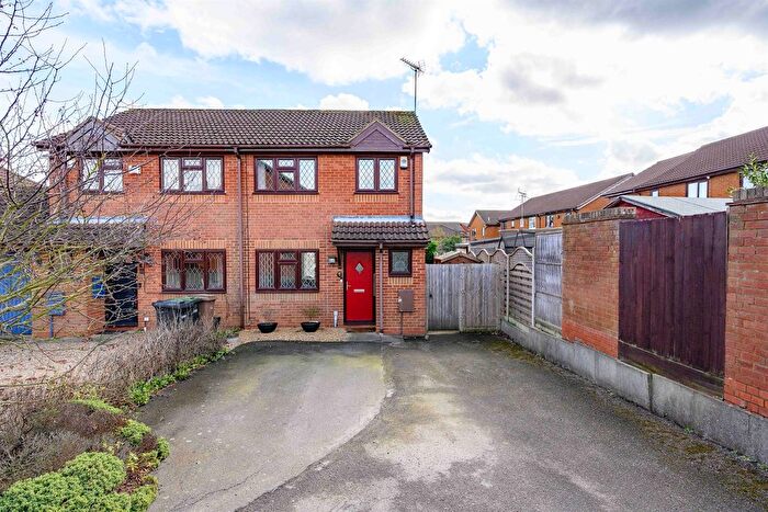 3 Bedroom Semi Detached House For Sale In Dexter Close, Luton, LU3