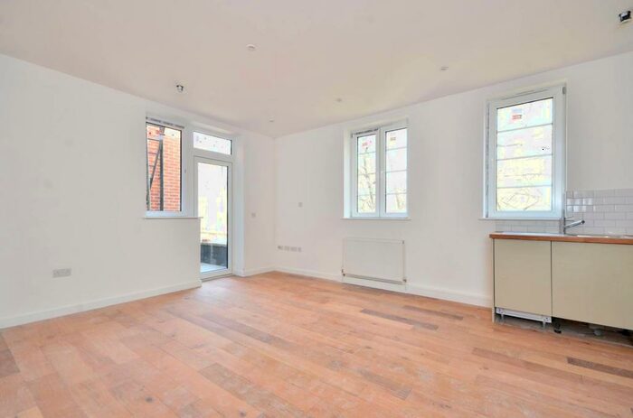 3 Bedroom Flat To Rent In Vauxhall Street, Vauxhall, London, SE11