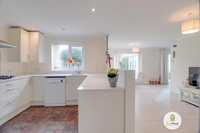 4 Bedroom Detached House For Sale In Reedsdale, Luton, LU2