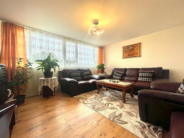 2 Bedroom Flat To Rent In South Street, Enfield, EN3