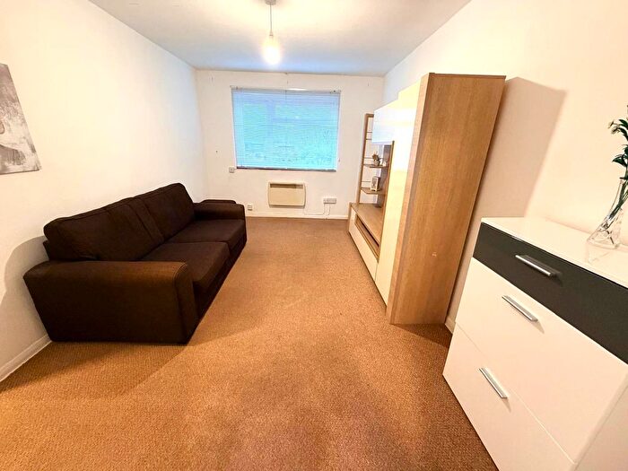1 Bedroom Flat To Rent In Horn Lane, Woodford Green, IG8