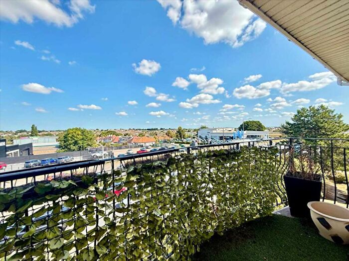 2 Bedroom Apartment For Sale In Ruby Court, Leigh On Sea, SS9