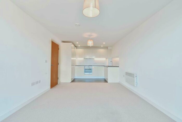 2 Bedroom Apartment To Rent In Queensway, Redhill, RH1