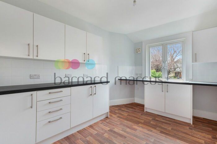 3 Bedroom Flat To Rent In Melfort Road, Thornton Heath CR7