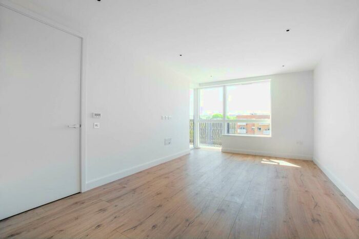 2 Bedroom Flat To Rent In High Street, Hornsey, London, N8