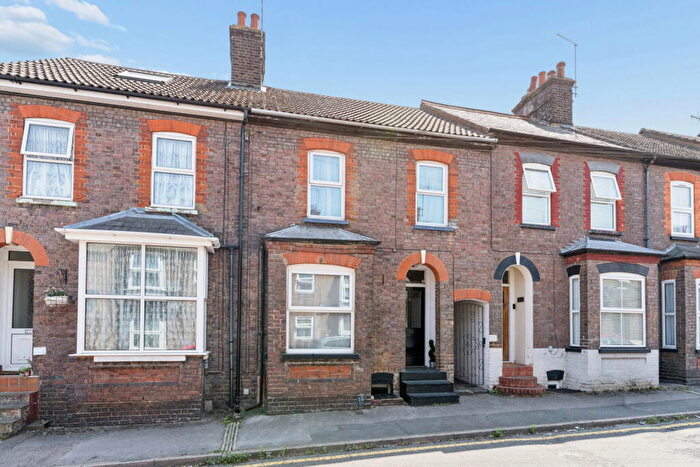 3 Bedroom Terraced House For Sale In Winfield Street, Dunstable, LU6