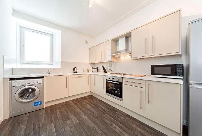 3 Bedroom Flat To Rent In Pitfour Street, West End, Dundee, DD2