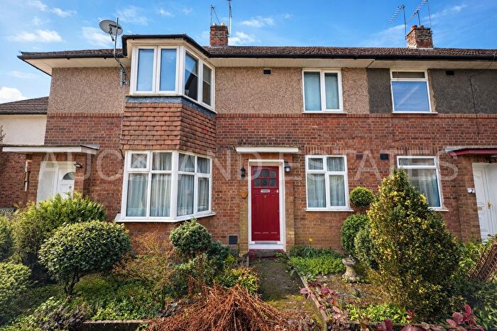 2 Bedroom Maisonette For Sale In The Highlands, Potters Bar, EN6
