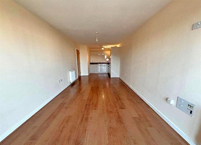 1 Bedroom Apartment For Sale In Victory Park Road, Addlestone, KT15