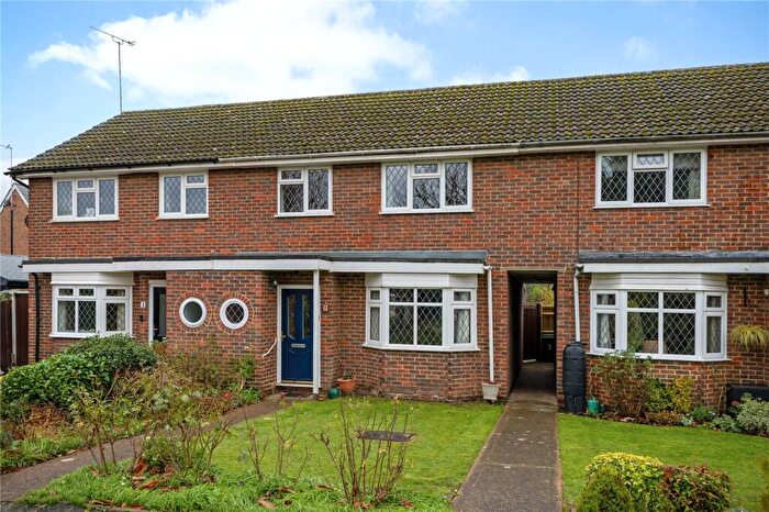 3 Bedroom Semi Detached House For Sale In Cleves Close, Cobham, Surrey, KT11