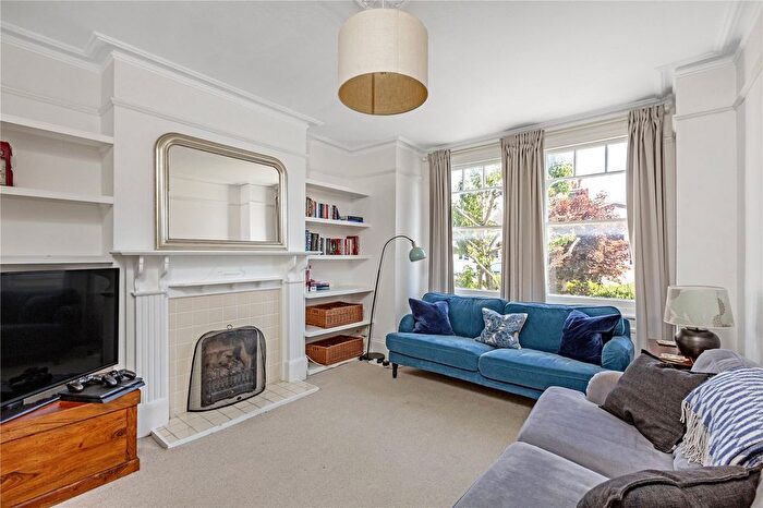 3 Bedroom Flat To Rent In Mantilla Road, London, SW17