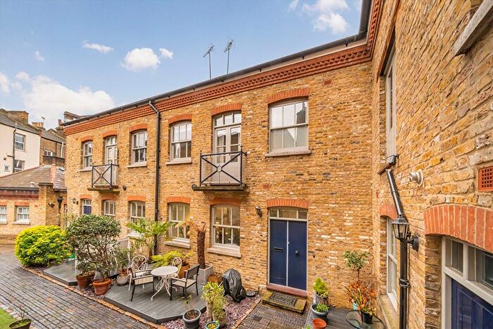 2 Bedroom Property To Rent In Hardwicke Mews, Islington, WC1X