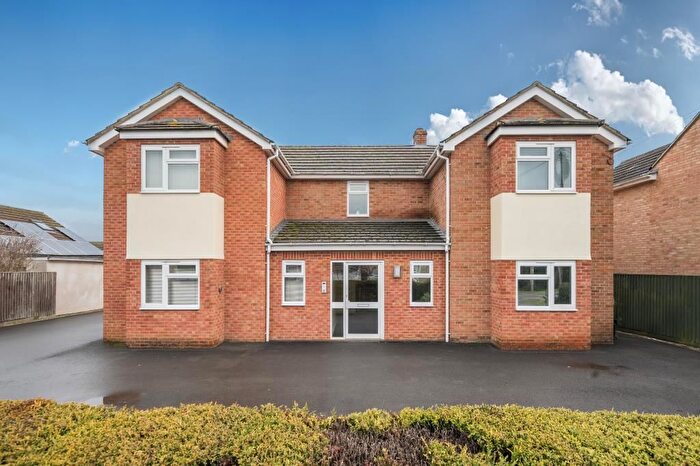 2 Bedroom Flat For Sale In Valiant Court, Carterton, OX18