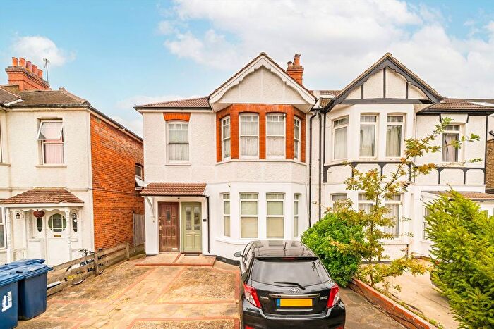 2 Bedroom Maisonette For Sale In Lynton Road, Acton, W3