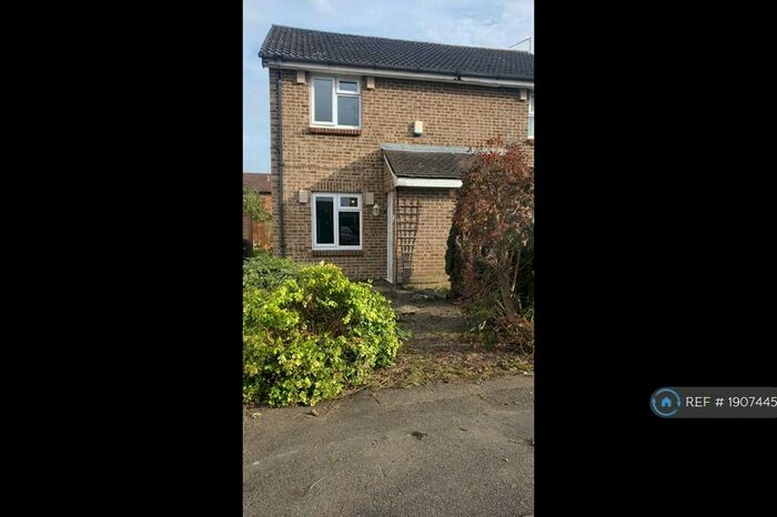 3 Bedroom Semi-Detached House To Rent In Boveney Cloae, Slough, SL1