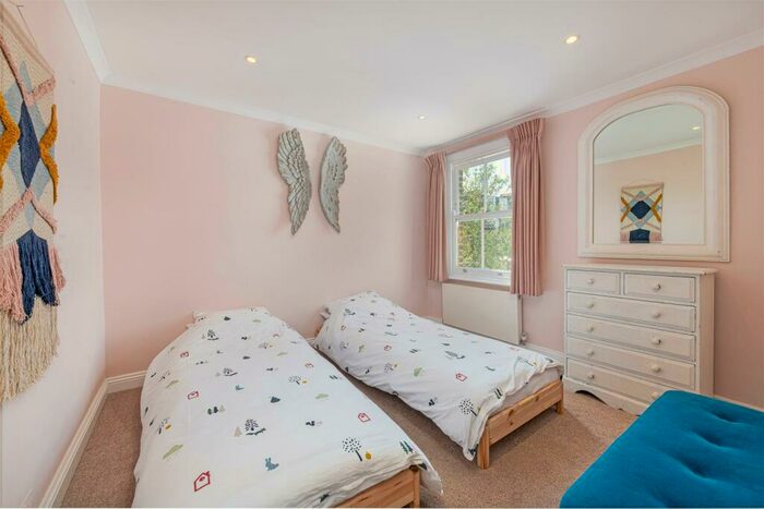 2 Bedroom Cottage To Rent In Cross Street, London, SW13