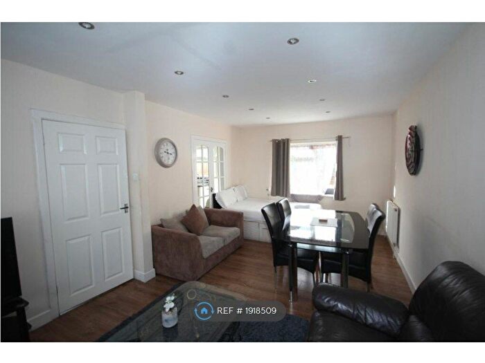 3 Bedroom Semi-Detached House To Rent In St. Andrews Way, Slough, SL1