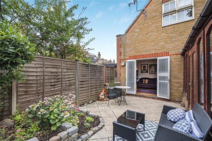 3 Bedroom Detached House For Sale In Hydethorpe Road, London, SW12