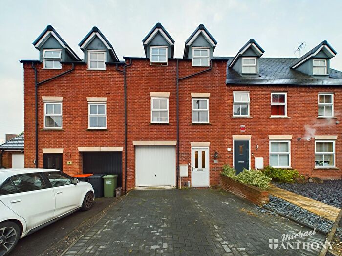 4 Bedroom Town House For Sale In Heron Road, Leighton Buzzard, Bedfordshire, LU7