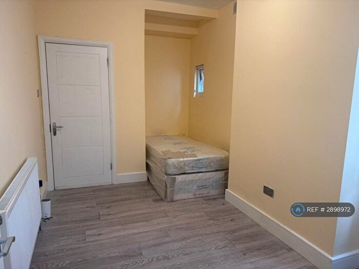 Studio To Rent In Hallswelle Road, London, NW11