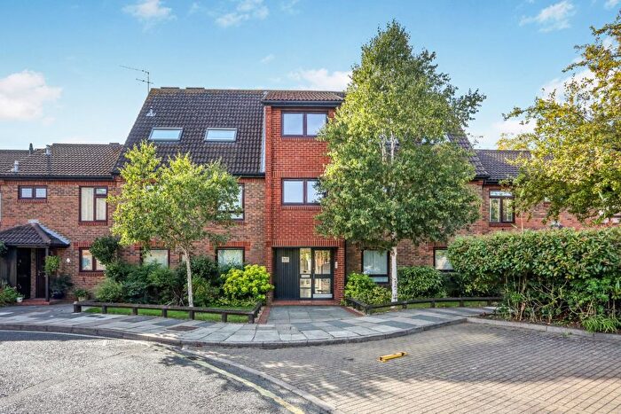 1 Bedroom Flat For Sale In Crammond Close, Fulham, W6