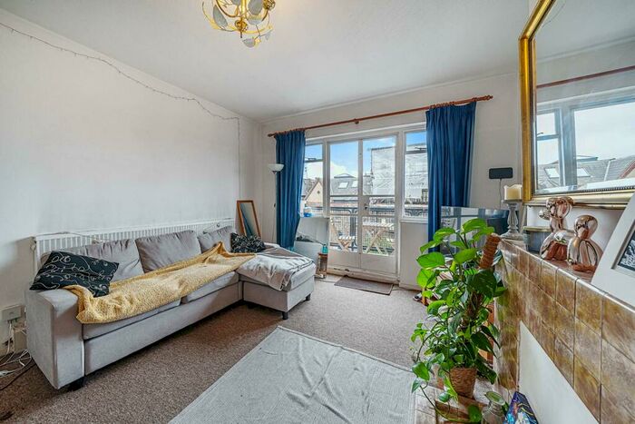 3 Bedroom Flat To Rent In Broomwood Road, Between The Commons, London, SW11