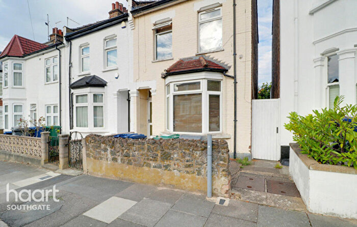 3 Bedroom End Of Terrace House For Sale In Carlton Road, London, N11