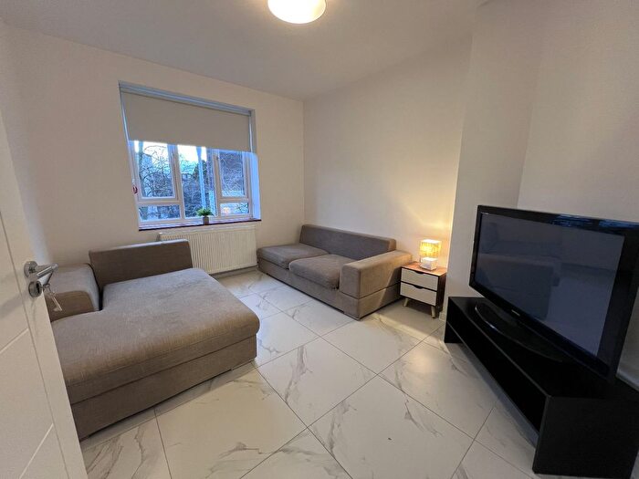 3 Bedroom Flat To Rent In North End Road, London, W14