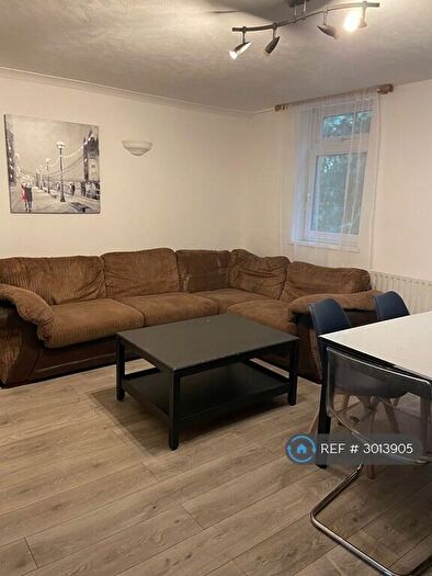 3 Bedroom Flat To Rent In Manchester Road, London, E14