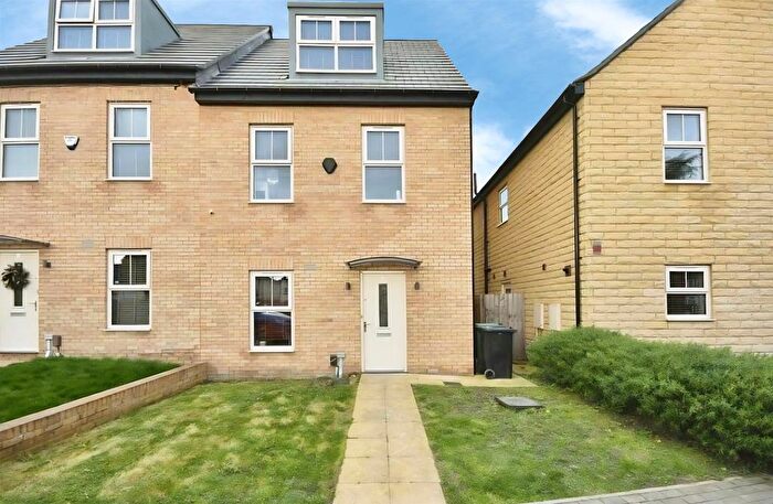 4 Bedroom Town House To Rent In Pansy Court, Seacroft, Leeds, LS14