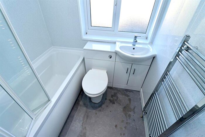 3 Bedroom Semi-Detached House For Sale In Wold View, Brough, HU15