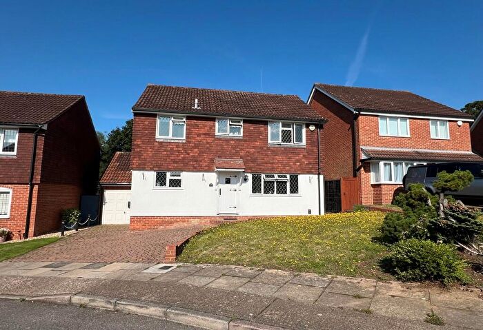 4 Bedroom House To Rent In Dukes Orchard, Bexley, Kent, DA5